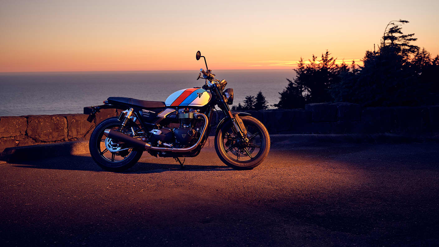 Triumph Speed Twin 900 at sunset