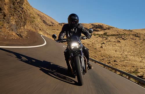 Triumph Speed Twin 900 riding on mountain roads