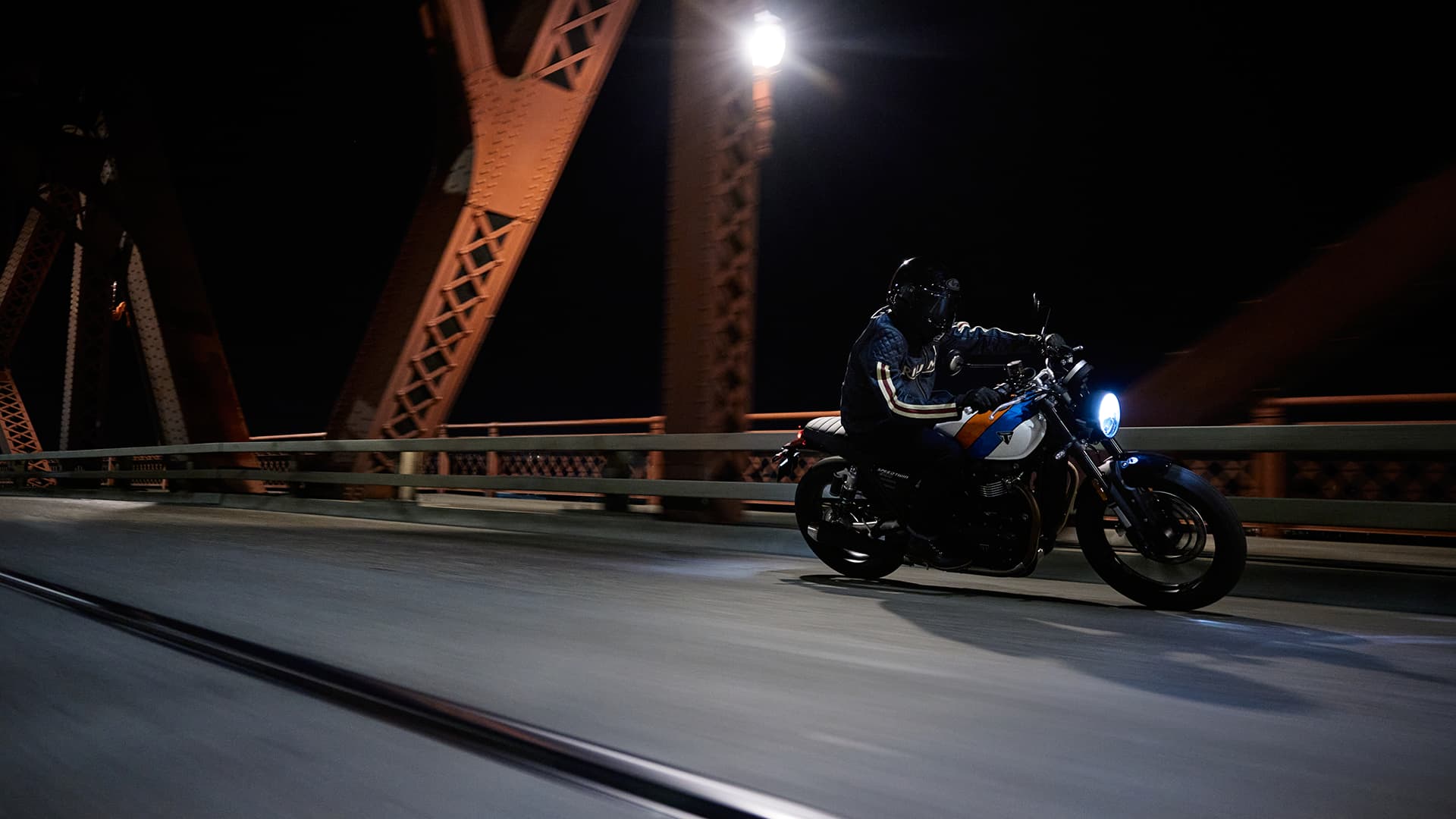 Triumph Speed Twin 900 riding on urban bridge