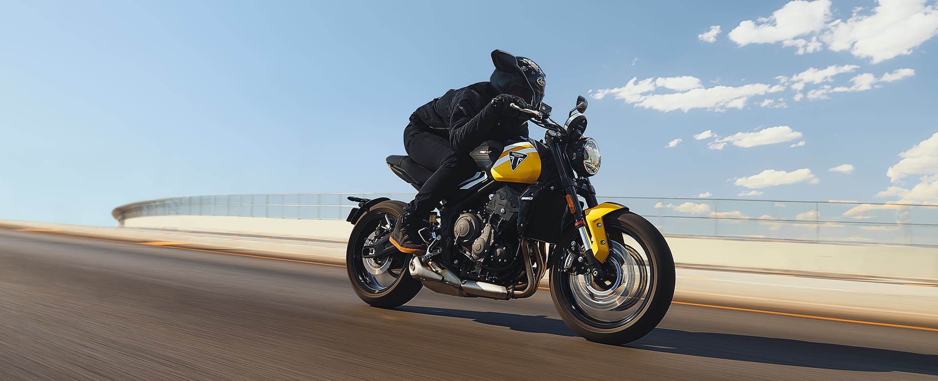 Triumph Trident 660 in cosmic yellow and sapphire black