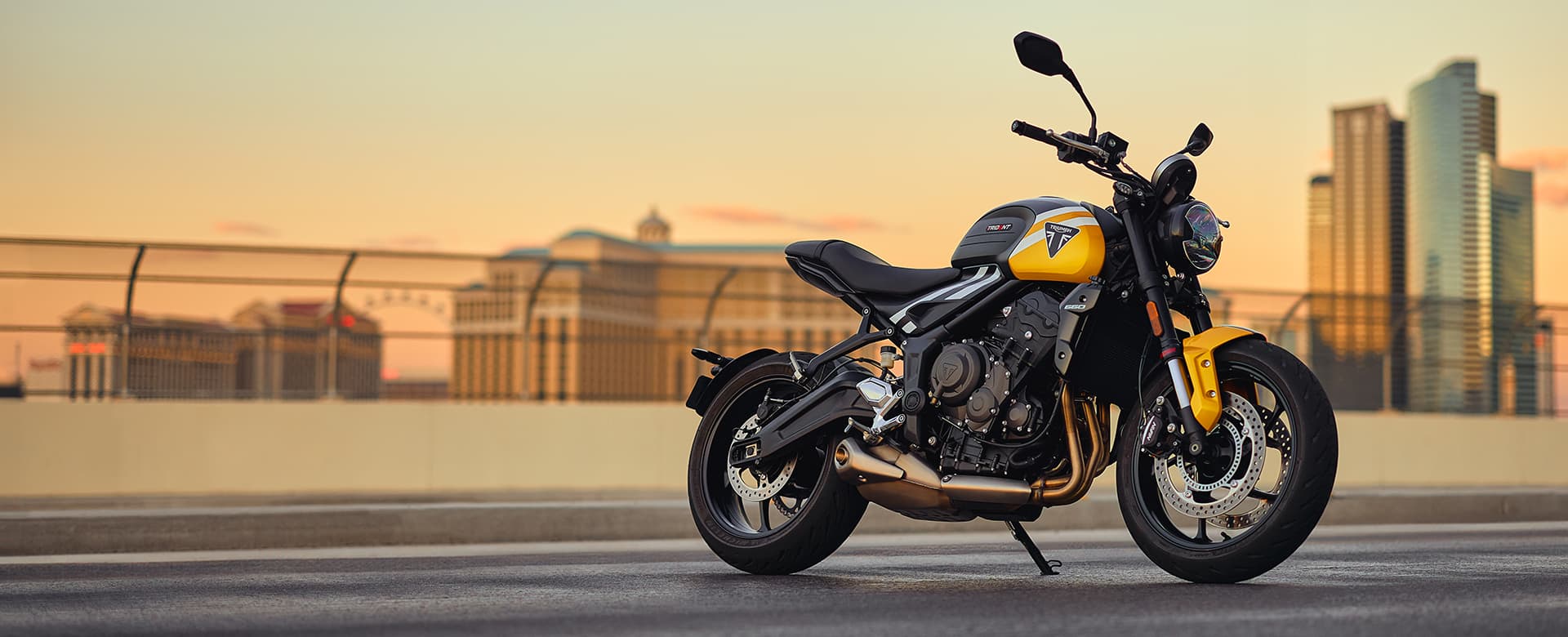 Triumph Trident 660 in cosmic yellow and sapphire black in urban setting