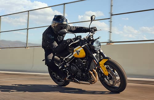 Triumph Trident 660 in cosmic yellow and sapphire black cornering