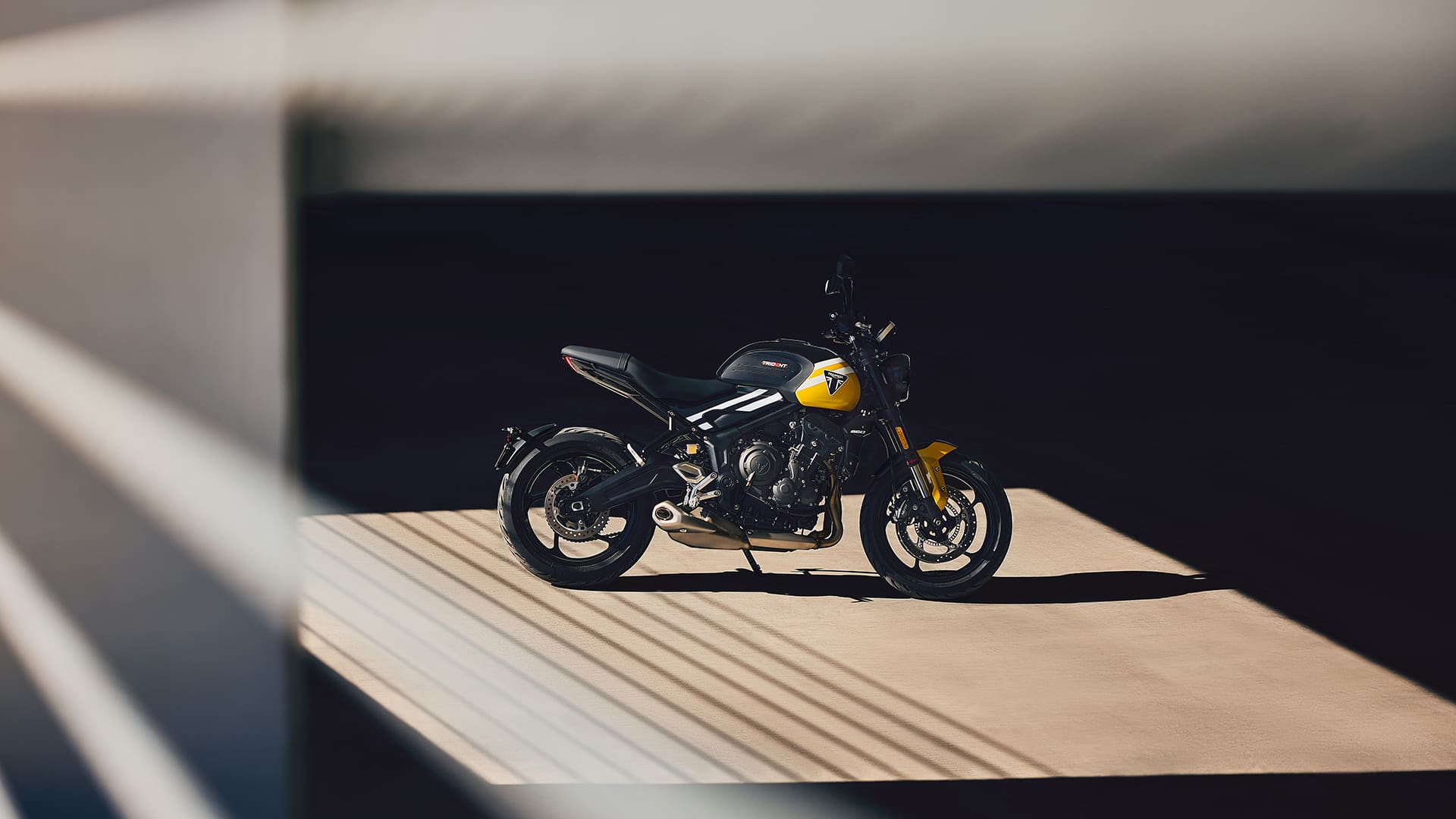 Triumph Trident 660 in cosmic yellow and sapphire black