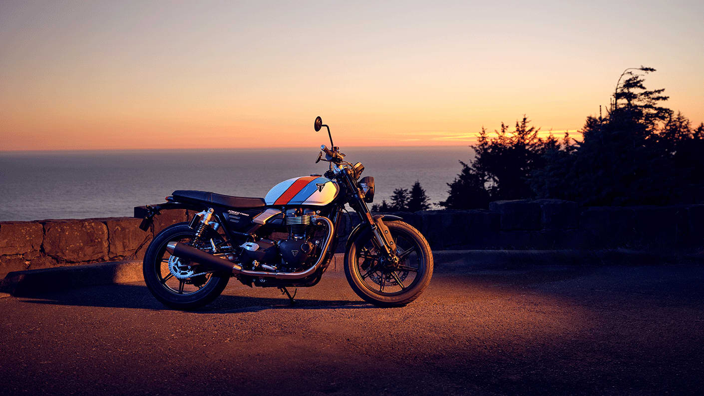 Triumph Speed Twin 900 at sunset