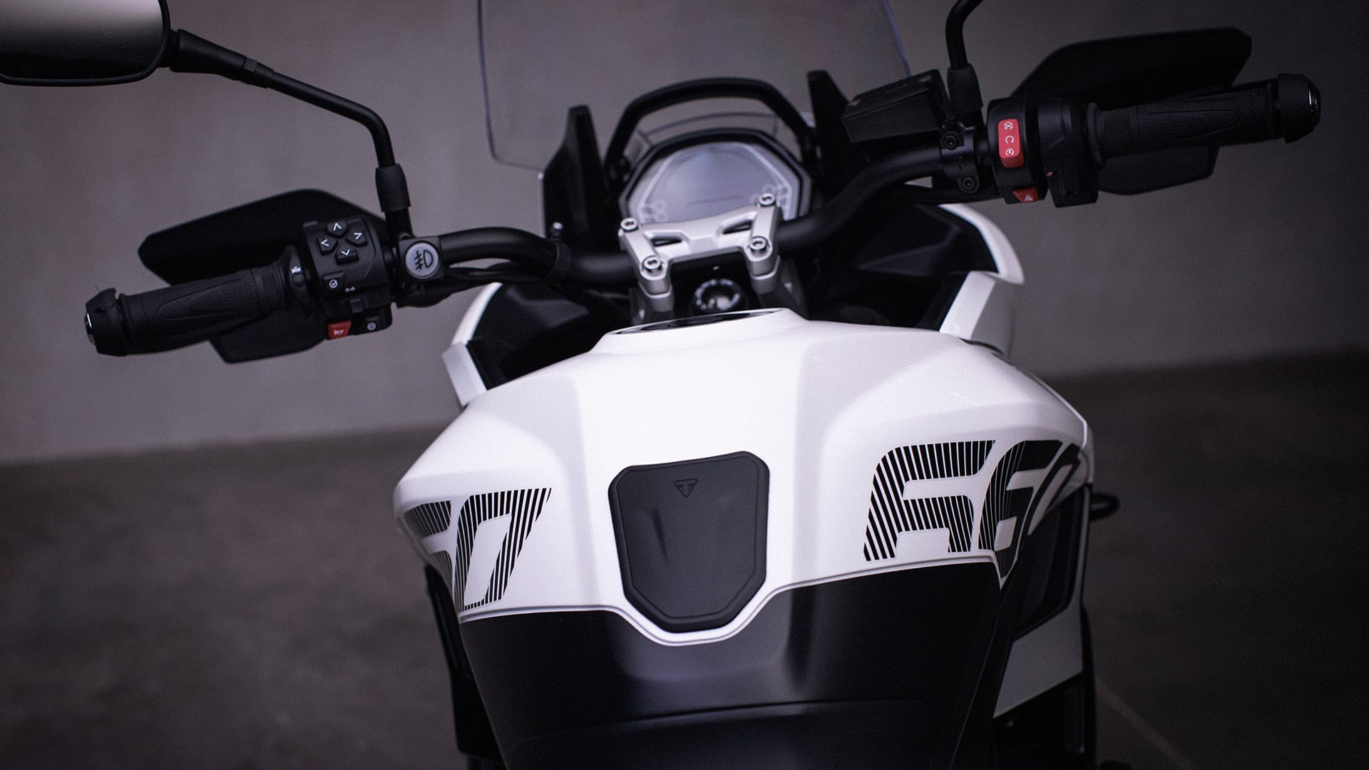 Tiger Sport 660 cockpits